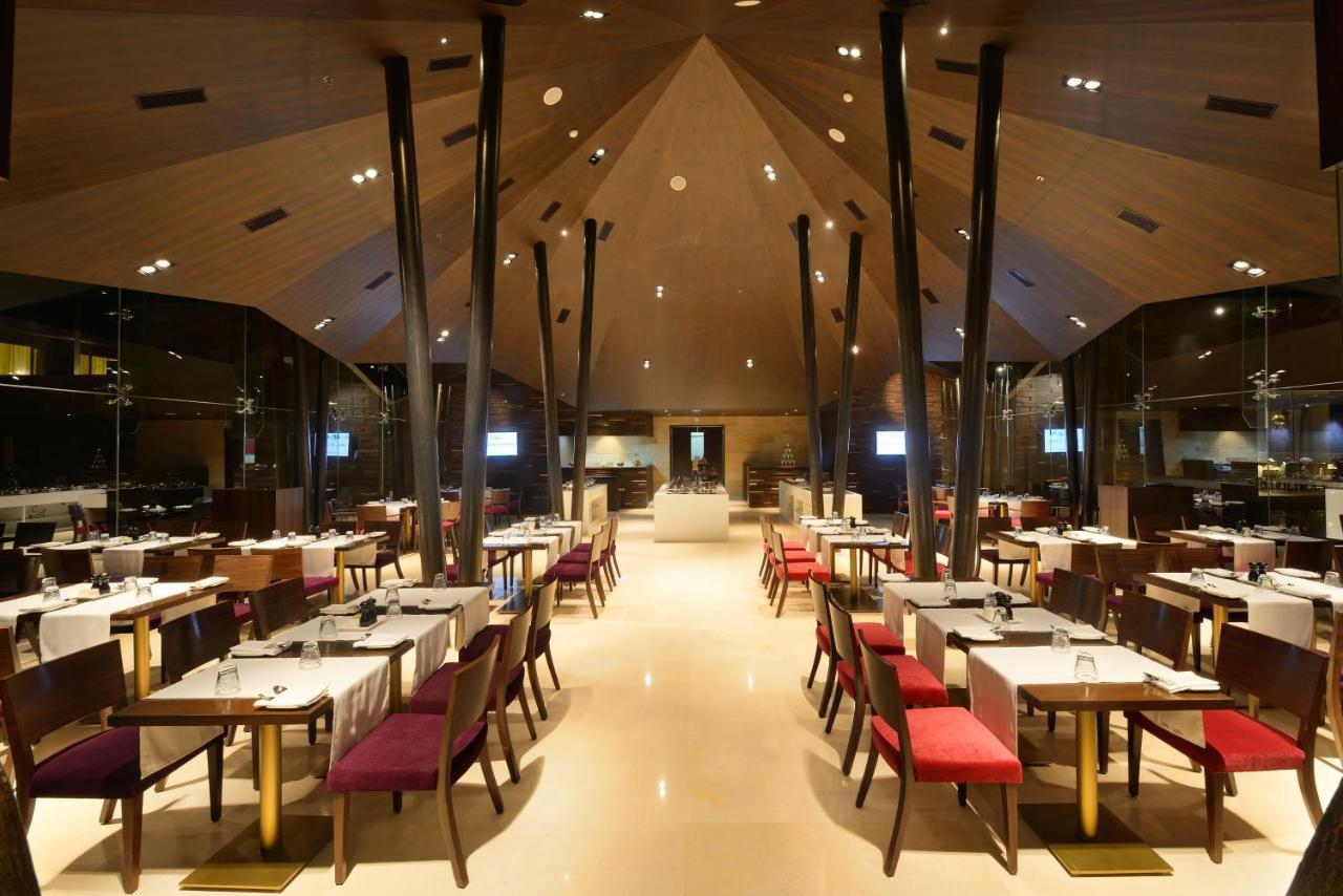 Marasa Sarovar Premiere Tirupati Bagian luar foto The interior of the restaurant