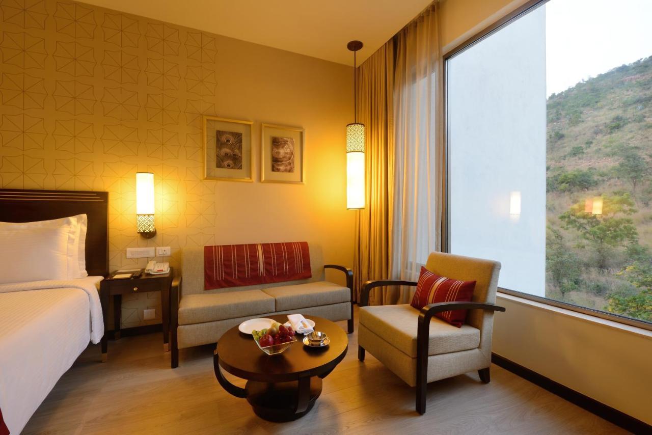 Marasa Sarovar Premiere Tirupati Bagian luar foto A room at the Taj Bengal