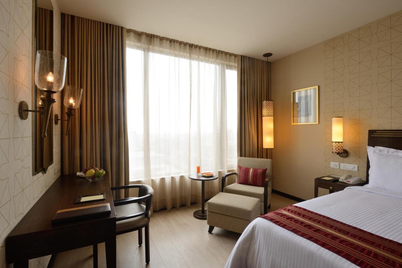 Marasa Sarovar Premiere Tirupati Bagian luar foto A room at the Taj Bengal