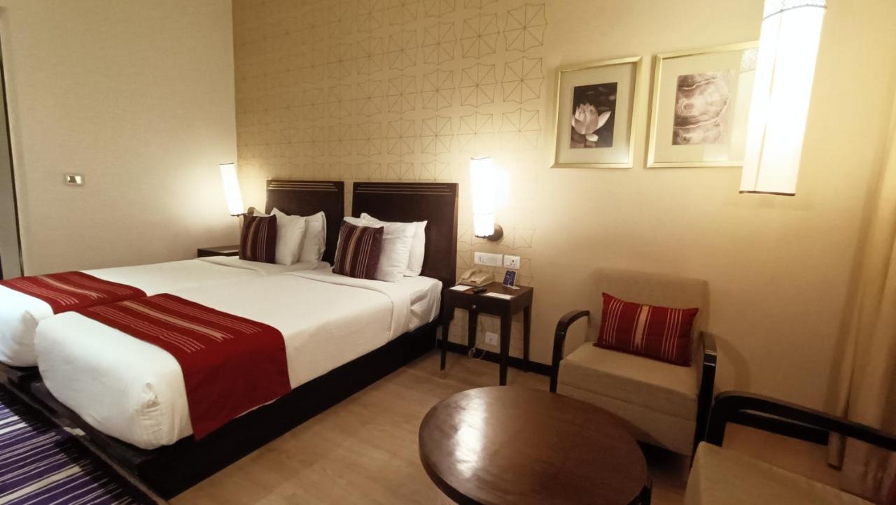 Marasa Sarovar Premiere Tirupati Bagian luar foto A room at the Taj Bengal