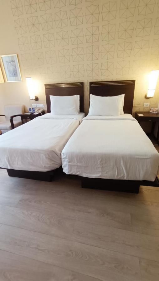 Marasa Sarovar Premiere Tirupati Bagian luar foto Two single beds