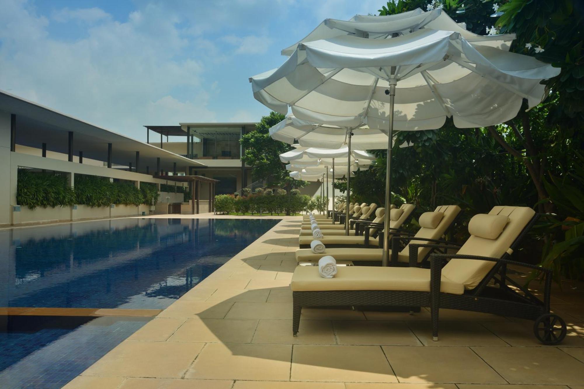 Marasa Sarovar Premiere Tirupati Bagian luar foto The pool at the Park