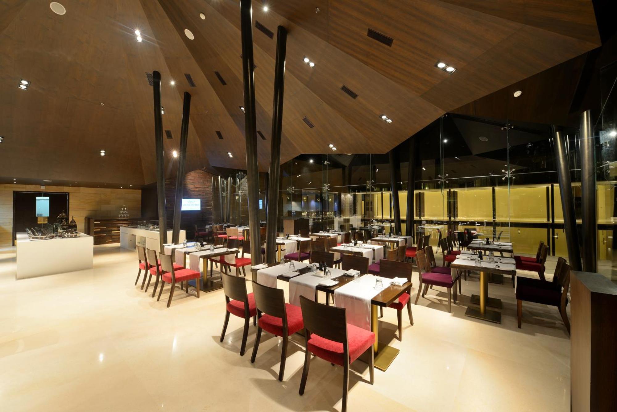 Marasa Sarovar Premiere Tirupati Bagian luar foto The restaurant