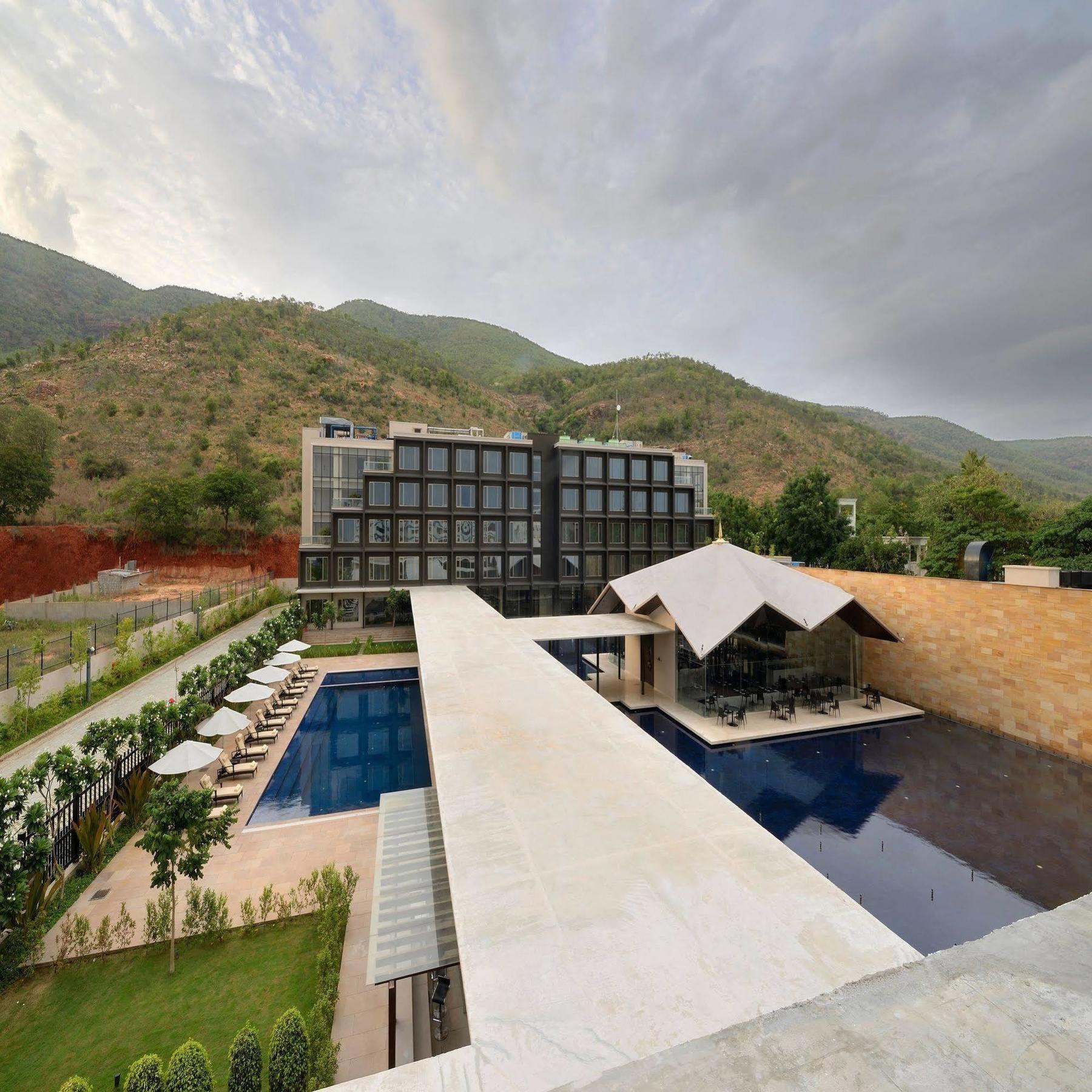 Marasa Sarovar Premiere Tirupati Bagian luar foto The hotel