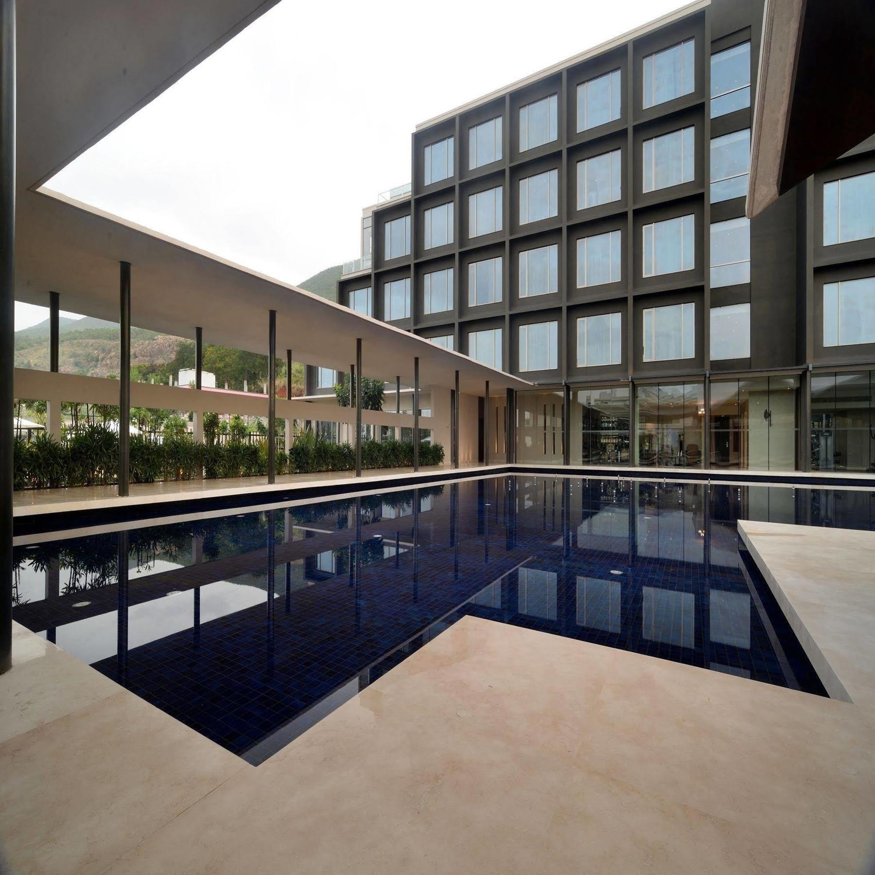 Marasa Sarovar Premiere Tirupati Bagian luar foto The courtyard of the hotel