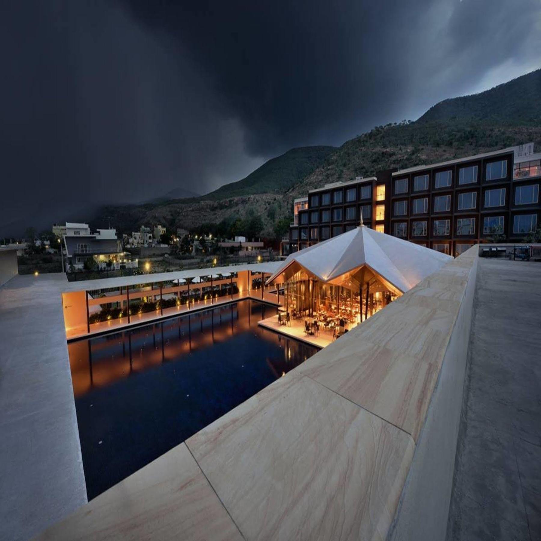 Marasa Sarovar Premiere Tirupati Bagian luar foto The hotel at night