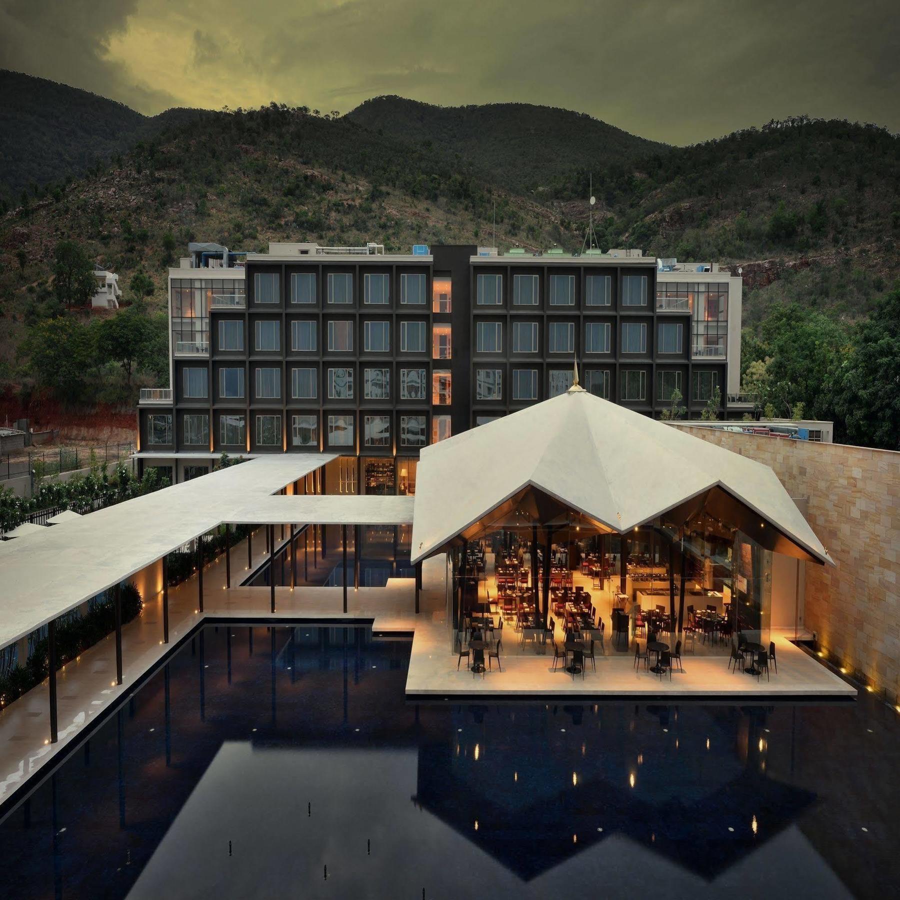 Marasa Sarovar Premiere Tirupati Bagian luar foto The hotel's main building