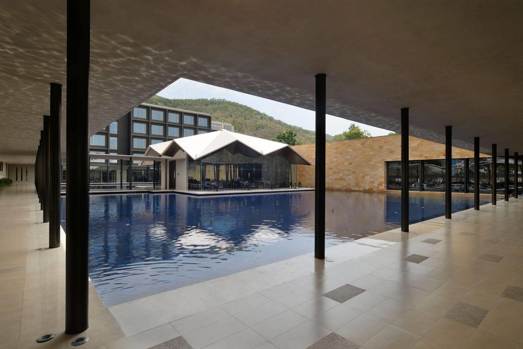 Marasa Sarovar Premiere Tirupati Bagian luar foto The interior of the hotel