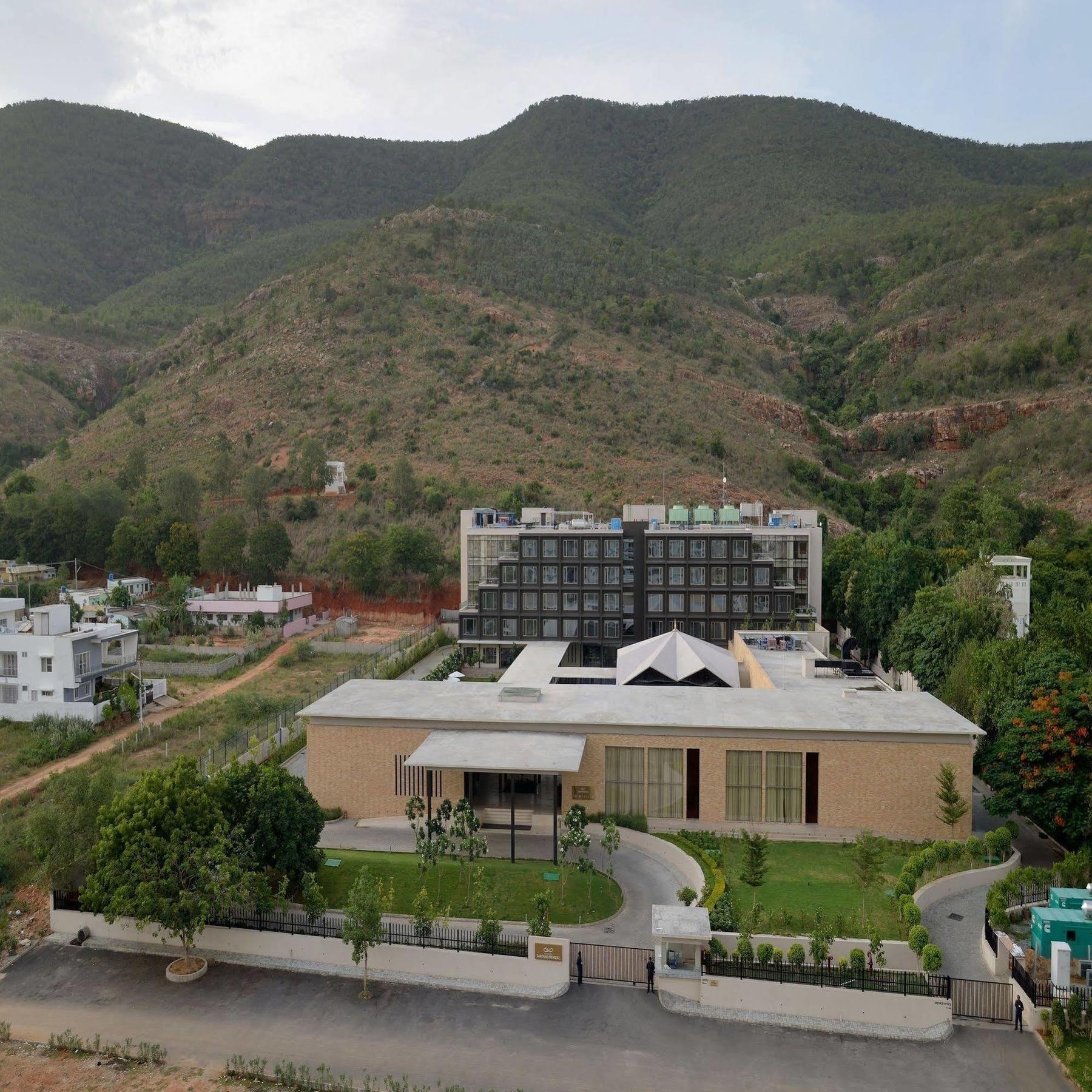 Marasa Sarovar Premiere Tirupati Bagian luar foto The new building of the University of Patras