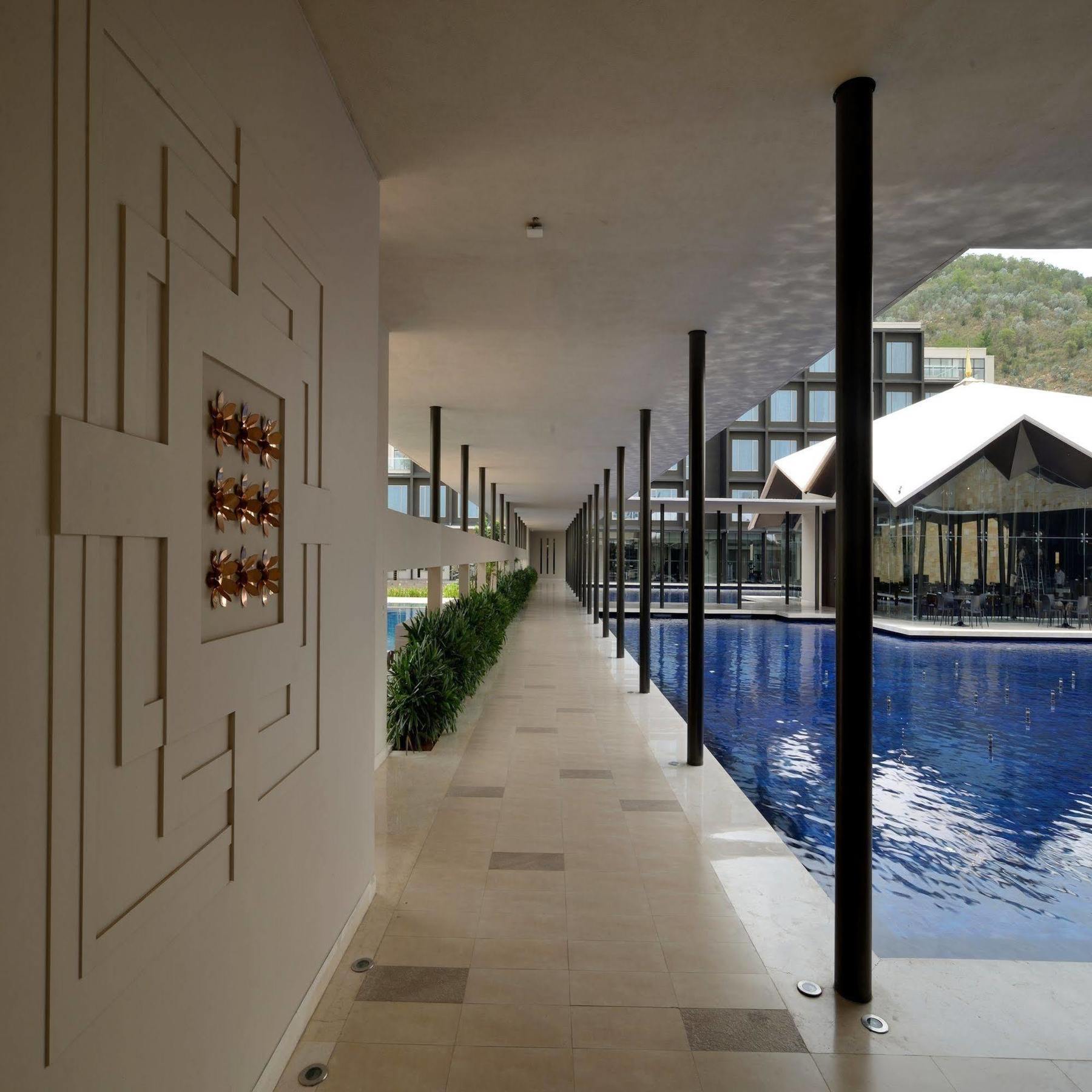 Marasa Sarovar Premiere Tirupati Bagian luar foto The interior of the hotel