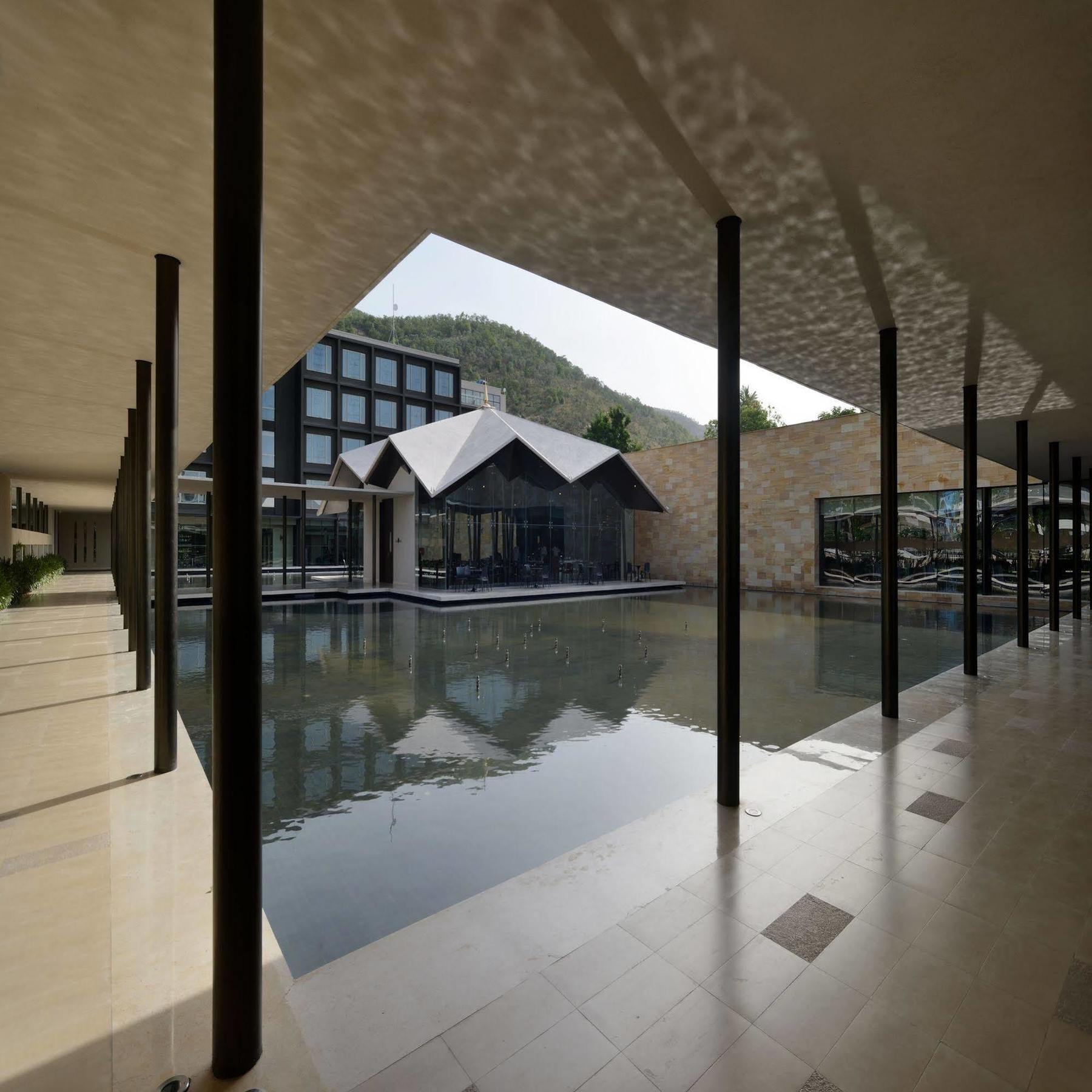 Marasa Sarovar Premiere Tirupati Bagian luar foto The hotel's interior